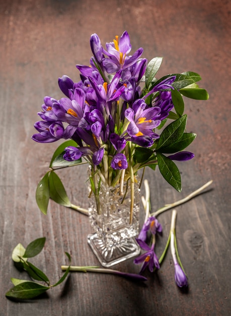 春に花瓶に美しい紫のクロッカスの花 プレミアム写真