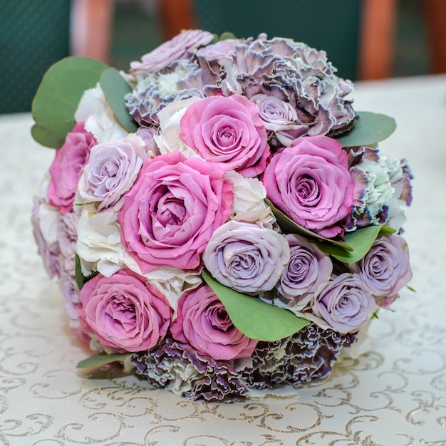 ピンク 白 紫のバラの美しいウェディングブーケ プレミアム写真