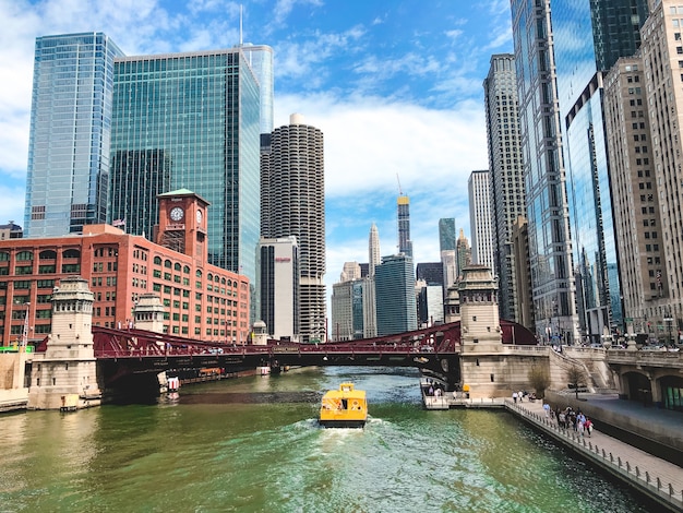 Free Photo Beautiful Wide Shot Of The Chicago River With Amazing Modern Architecture