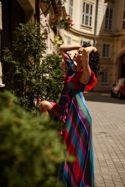 여름 도시에서 꽃 드레스에 아름 다운 여자 프리미엄 사진