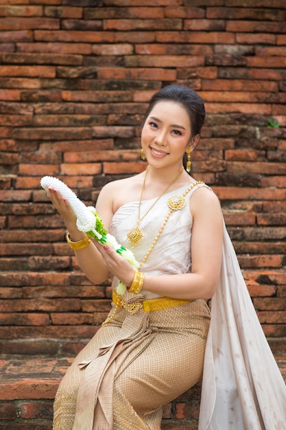 https://image.freepik.com/free-photo/beautiful-woman-thai-old-traditional-costume-portrait-ancient-ayutthaya-temple_1150-17855.jpg