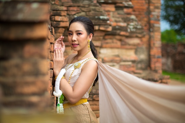 https://image.freepik.com/free-photo/beautiful-woman-thai-old-traditional-costume-portrait-ancient-ayutthaya-temple_1150-17862.jpg