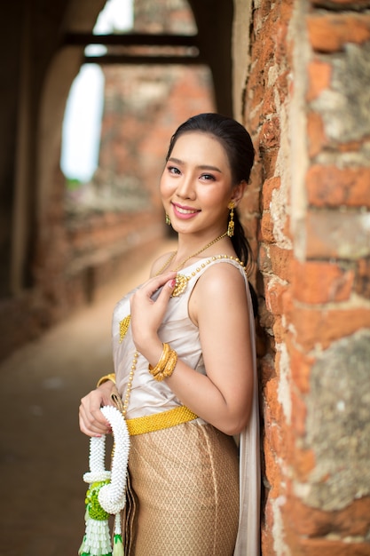 https://image.freepik.com/free-photo/beautiful-woman-thai-old-traditional-costume-portrait-ancient-ayutthaya-temple_1150-17865.jpg