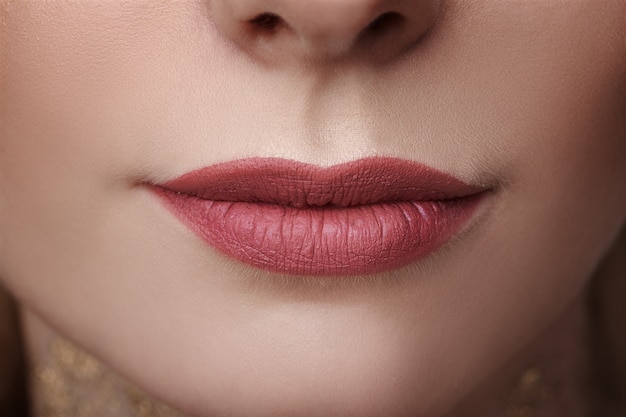 美しい女性の唇のクローズアップ 美しさとスキンケアのコンセプト プレミアム写真