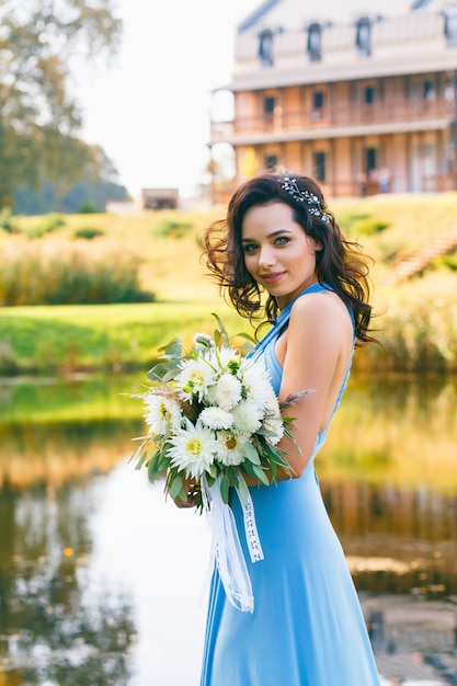 Beautiful young bridesmaid with curly hair Photo Premium