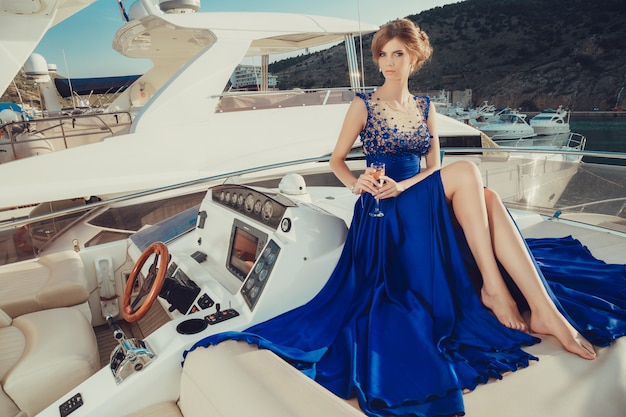 Девушка на яхте фото в платье