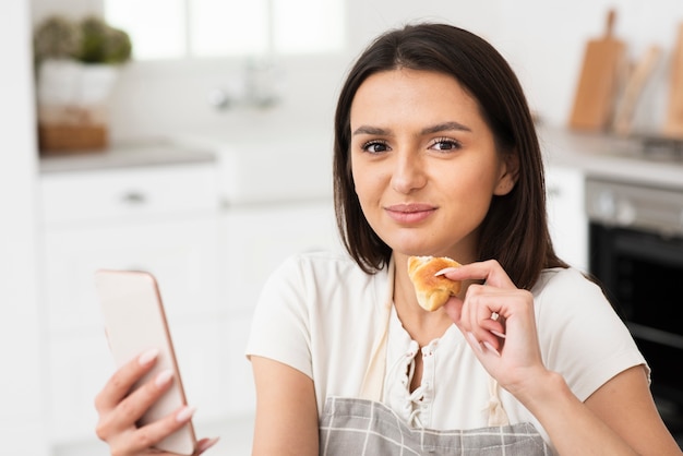 Free Photo Beautiful Young Woman Ready To Eat Croissant