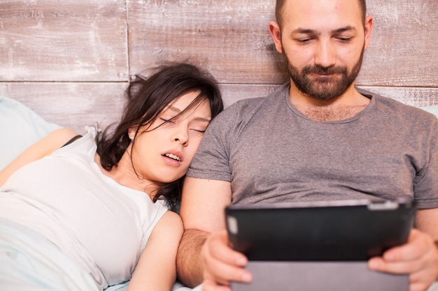 Premium Photo Beautiful Young Woman Sleeping Next To Her Husband Man Usint Tablet Computer 1367