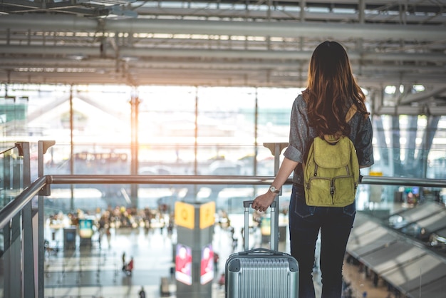 美しい女性の観光客が空港で離陸するのを待っている 人とライフスタイル プレミアム写真