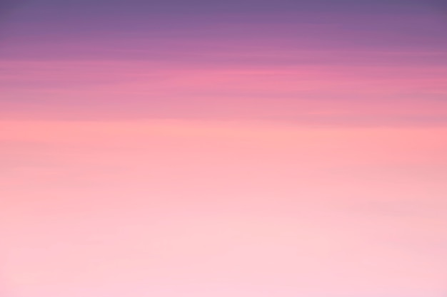 日没の春の背景の空にピンクの雲の美空 プレミアム写真