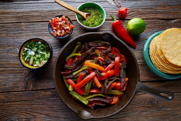 ソースと鍋に牛肉のファヒータメキシコ料理 プレミアム写真