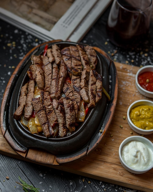 Fajitas Di Manzo In Stile Messicano All Interno Della Teglia Foto Gratis