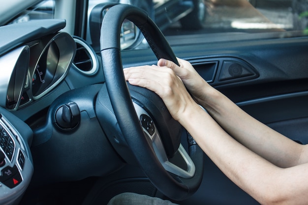 車の運転手 高級車の女性を鳴らす プレミアム写真