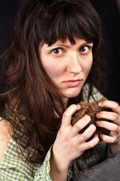 一切れのパンを持つ乞食女 プレミアム写真