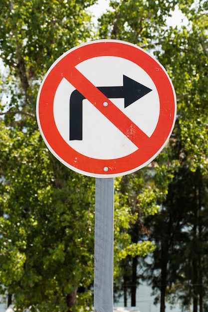 右折禁止の交通標識に曲がる プレミアム写真