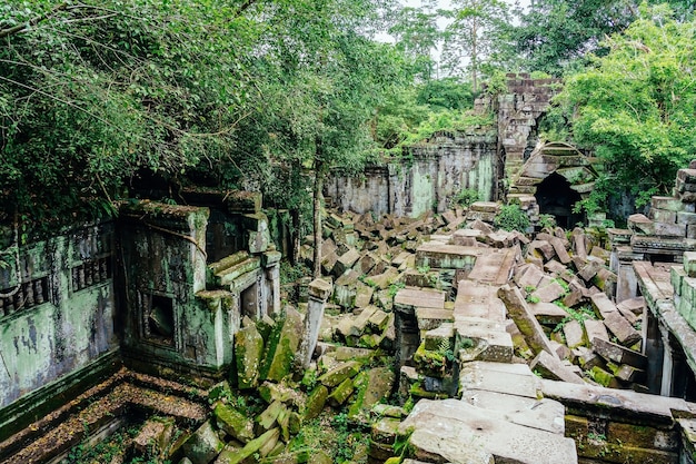 Premium Photo Beng Mealea Temple Ancient Temple Ruins In The Middle Of Jungle Forest Siem Reap