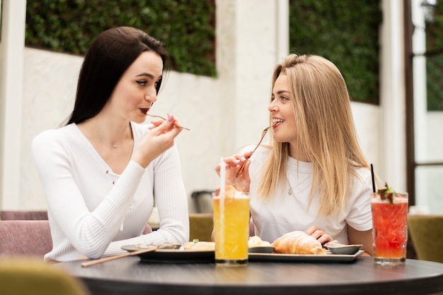 Free Photo | Best friends eating at a restaurant