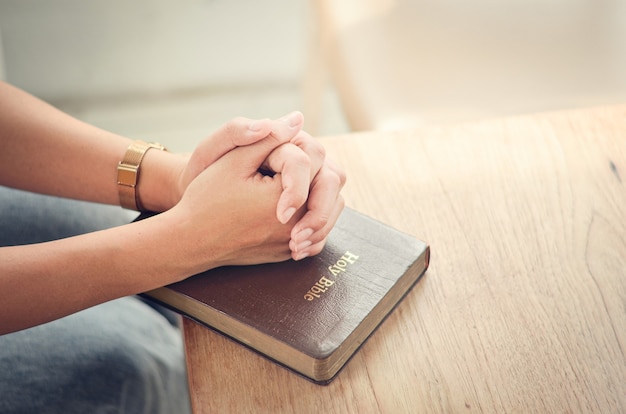 聖書の祈りは 聖書の祈りの中で手を組んで 精神的および宗教的に神とコミュニケーションを取り 愛と許しを祈ります プレミアム写真
