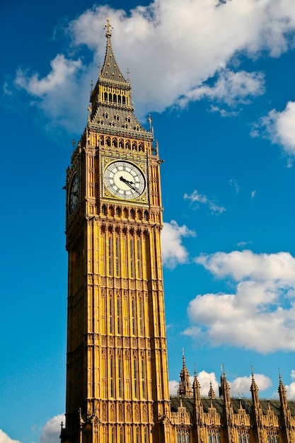 ロンドン イングランドのビッグベン時計塔 歴史的ランドマーク プレミアム写真