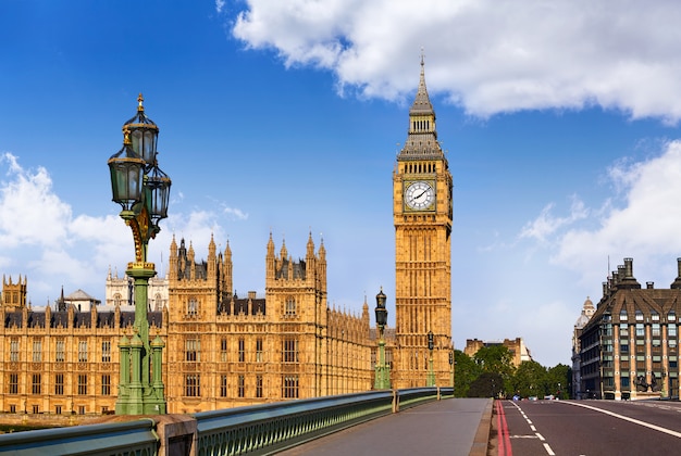 イギリスロンドンのビッグベン時計台 プレミアム写真