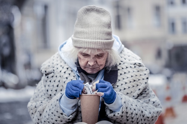 Фото бездомных женщин