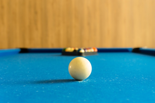 ビリヤードプールゲーム 青いテーブルの背景にセット色ボールとスポットの白いボール プレミアム写真