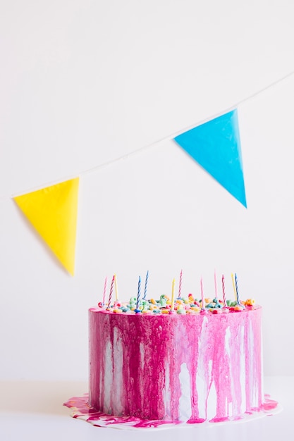 誕生日ケーキとフラッグガーランド 無料の写真