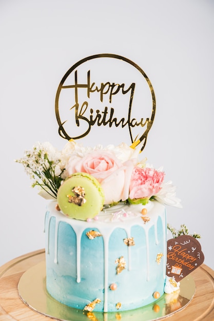 花のバースデーケーキまたはウエディングケーキ マカロンと花のハッピーバースデーケーキ プレミアム写真