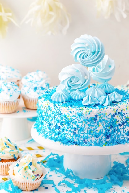 青いケーキ カップケーキ メレンゲの誕生日キャンディーバー プレミアム写真