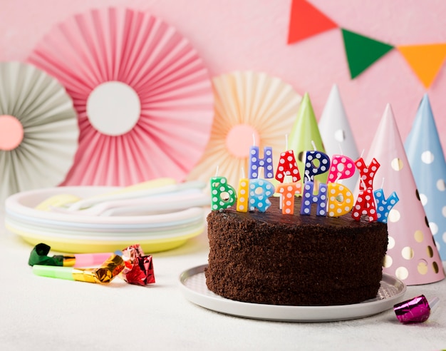 チョコレートケーキとキャンドルの誕生日コンセプト 無料の写真