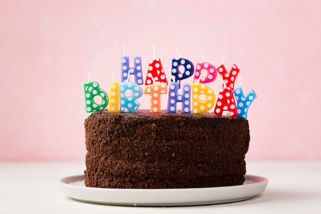 チョコレートケーキとかわいいキャンドルで誕生日コンセプト 無料の写真