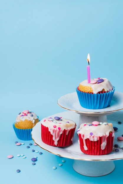 青色の背景に誕生日カップケーキアレンジ 無料の写真