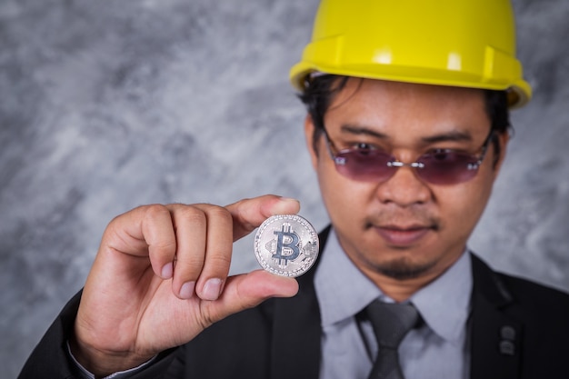 bitcoin la jumătate de miniere