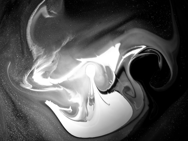 創造的なデザインのための抽象的な有機的な形の黒と白のアクリル絵の具のテクスチャ プレミアム写真