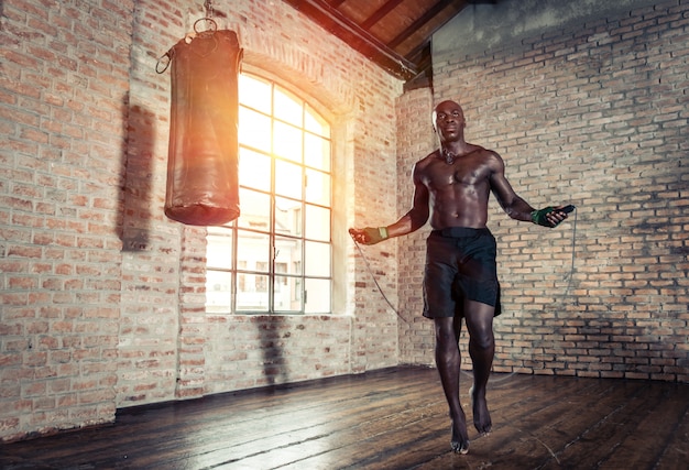 black-fighter-training-hard-his-gym_186382-1903.jpg (626×426)