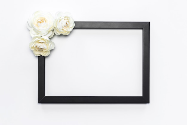 黒いフレーム白い花の背景モダン 無料の写真
