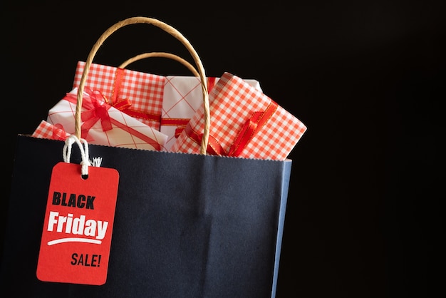 Black friday sale shopping bag and gifts boxes with message tag. shopping concept | Premium Photo
