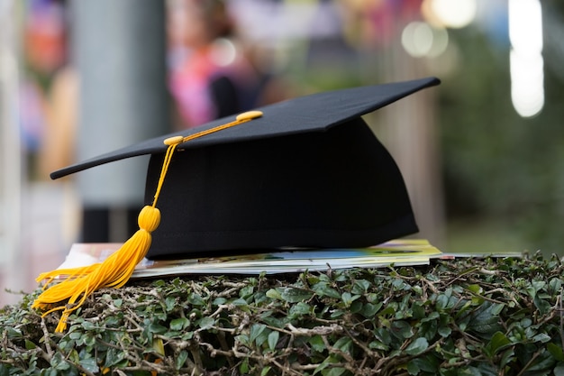 Black graduation cap with blurred background. Premium Photo