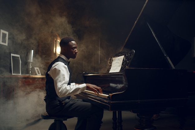 黒のグランドピアノ奏者 ジャズパフォーマンス プレミアム写真