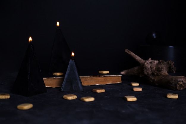 キャンドルとルーン文字を使った黒魔術の儀式 プレミアム写真