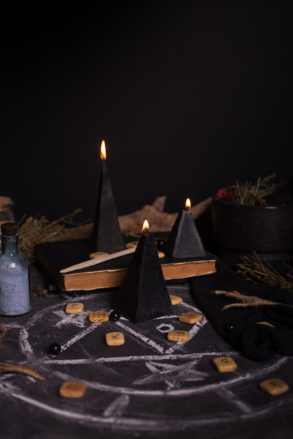 キャンドルとルーン文字を使った黒魔術の儀式 プレミアム写真