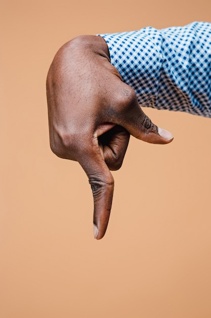 黒人男性の手ポイント指 手のジェスチャー 人差し指で仮想オブジェクトを指している男 無料の写真