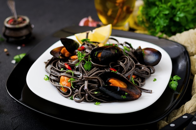 Premium Photo Black spaghetti. black seafood pasta with