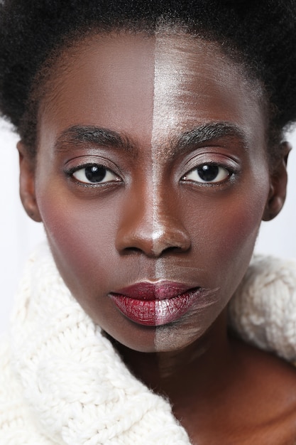 メイク 美容コンセプトに半分の顔を持つ黒人女性 無料の写真