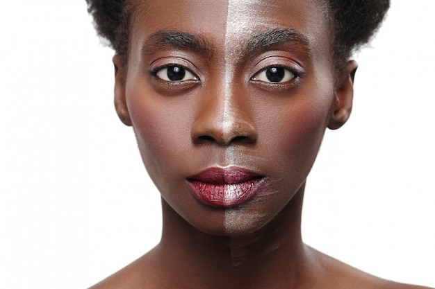 メイク 美容コンセプトに半分の顔を持つ黒人女性 無料の写真