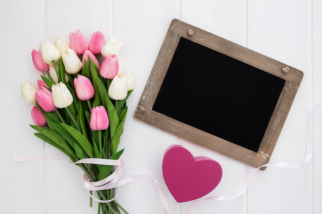 心とチューリップの花束と黒板 無料の写真