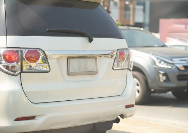 白いsuvの背面図に空白の車のナンバープレート プレミアム写真