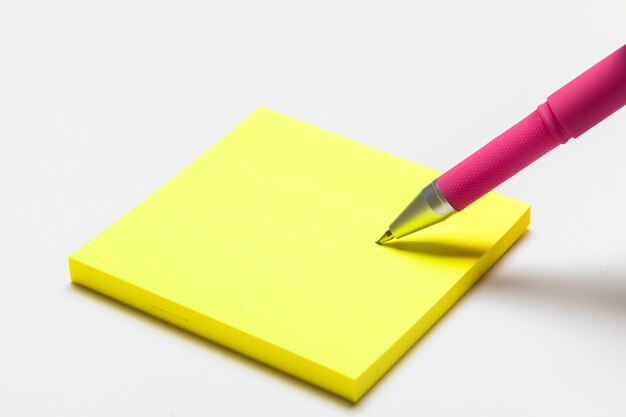 Blank memo pad note with pen close up | Premium Photo