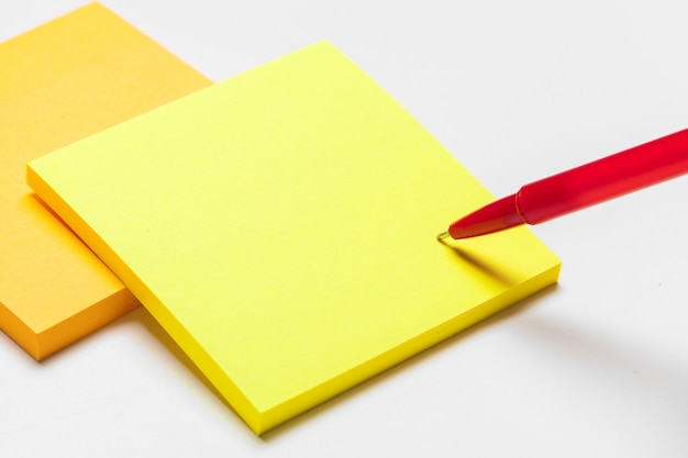 Blank memo pad note with pen close up Premium Photo