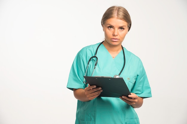 Free Photo Blonde Female Doctor In Blue Uniform Holding A Receipt